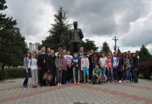 УЧЕНИЦИ ИЗ ЛИПОЛИСТА ПОСЕТИЛИ РОДНУ КУЋУ СТЕПЕ СТЕПАНОВИЋА