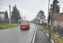 ЗАВРШНИ РАДОВИ НА АСФАЛТИРАЊУ НОВОГ ТРОТОАРА У ЈАЈИНЦИМА