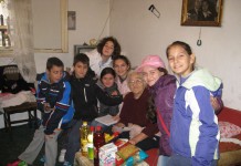 ДЕЦА ВОЛОНТЕРИ ОБРАДОВАЛА СТАРЕ ЉУДЕ