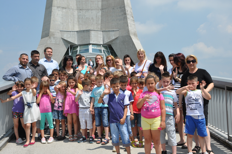 МАЛИШАНИ ИЗ МЕДВЕЂЕ У ПОСЕТИ АВАЛСКОМ ТОРЊУ